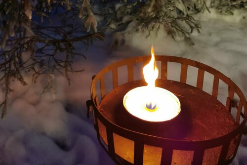 Glühwein-Opening mit künstlichem Schnee