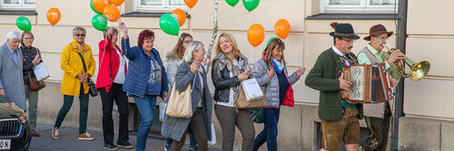 Mit Luftballonen zum Benediktinermarkt