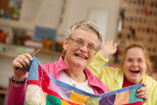 Auch gestrickt wird in den Werkstätten fleißig